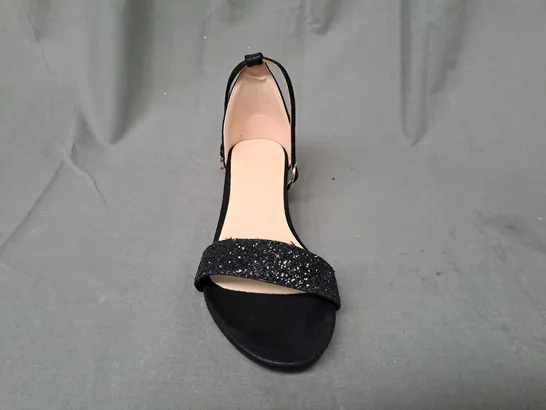 BOXED PAIR OF DESIGNER LOW HEEL OPEN-TOE SANDALS IN BLACK W. GLITTER EFFECT EU SIZE 33