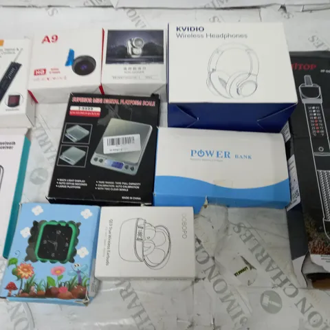 LOT OF 10 ASSORTED TECH ITEMS TO INCLUDE HIDDEN CAMERA DETECTOR, WIRELESS HEADPHONES AND DIGITAL SCALES