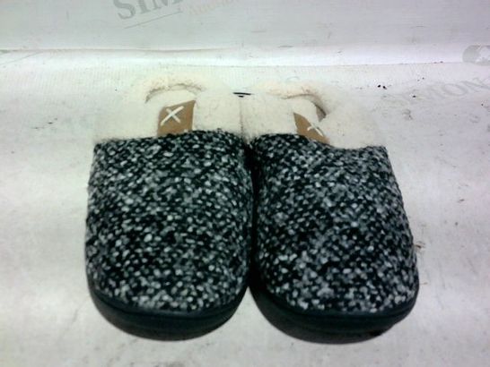 PAIR OF VERA COSY SLIPPERS (BLACK-WHITE PATTERN, FLUFFY MATERIAL), SIZE 7-8 UK (40-41 EU)