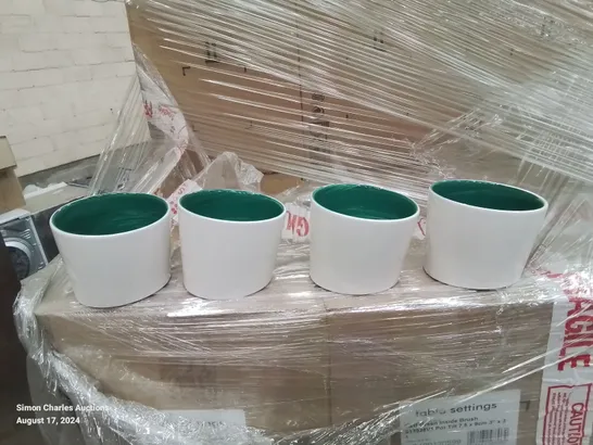 PALLET CONTAINING LARGE AMOUNT OF TILTED SIDE POTS/RAMEKINS (GREEN AND WHITE)