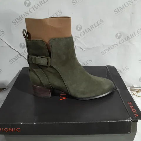 BOXED PAIR OF VIONIC SIENNA ANKLE BOOTS IN OLIVE SIZE 7