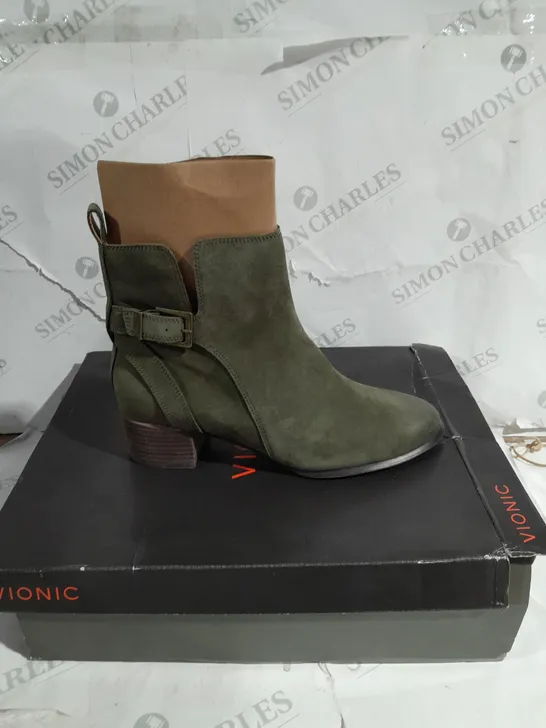 BOXED PAIR OF VIONIC SIENNA ANKLE BOOTS IN OLIVE SIZE 7