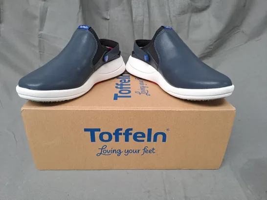 BOXED PAIR OF TOFFELN SMARTSOLE CLOGS IN NAVY UK SIZE 5