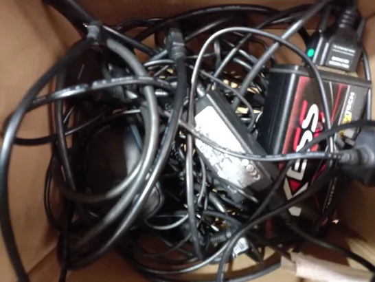 BOX OF ASSORTED ELECTRICAL ITEMS TO INCLUDE SONY PLAYSTATION 4 CONTROLLER, ETC