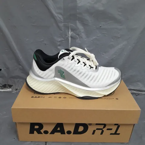 BOX OF RAD R1 CLASSIC BOSTON SHOES SIZE 4.5