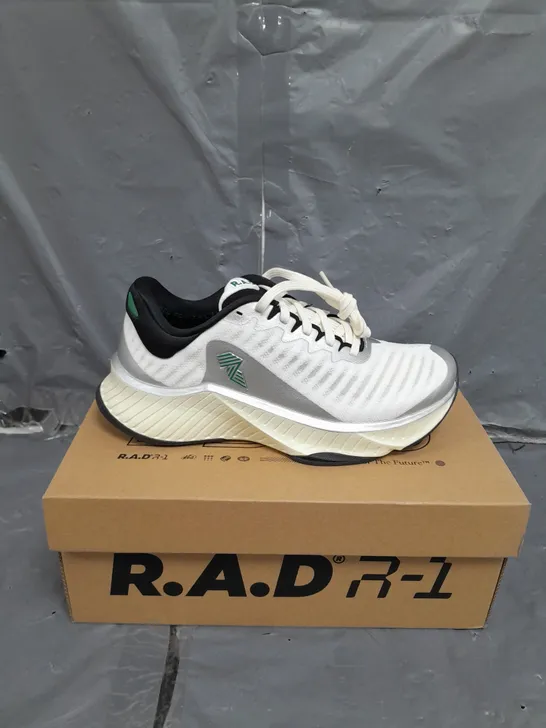 BOX OF RAD R1 CLASSIC BOSTON SHOES SIZE 4.5