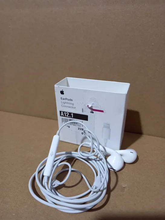 APPLE EARPODS WITH LIGHTENING CONNECTOR 