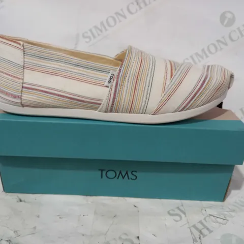 BOXED PAIR OF TOMS ALPARGATA SLIP ON SHOES IN NATURAL COLOUR/SOFT STRIPE UK SIZE 5