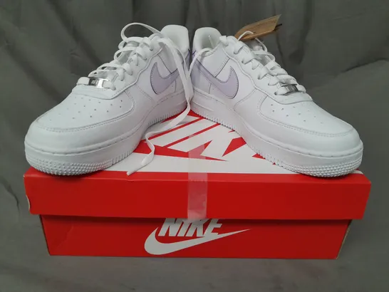 BOXED PAIR OF NIKE AIR FORCE 1 '07 SHOES IN WHITE/PINK UK SIZE 5.5