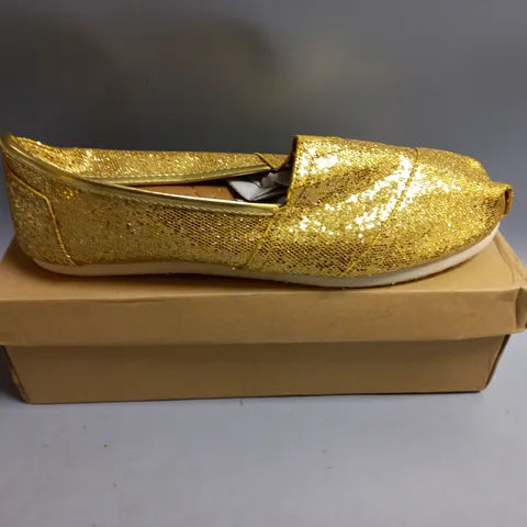BOXED UNBRANDED LADIES GOLD PUMPS. SIZE 7
