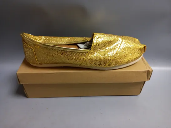BOXED UNBRANDED LADIES GOLD PUMPS. SIZE 7