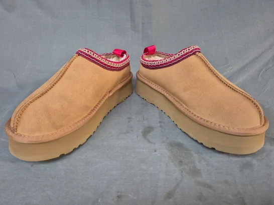 BOXED PAIR OF UGG SHOES IN CHESTNUT UK SIZE 6