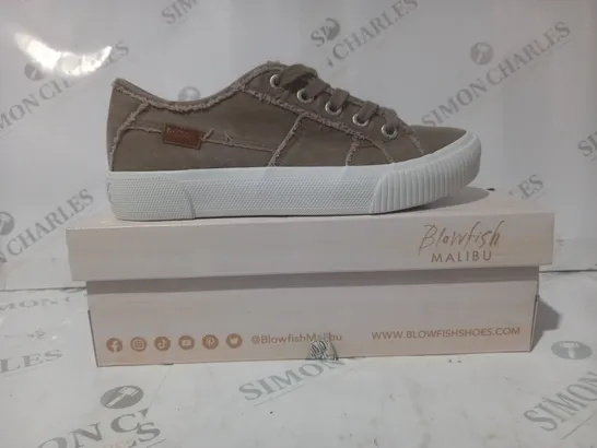 BOXED PAIR OF BLOWFISH MALIBU SNEAKERS IN TAN SIZE 6