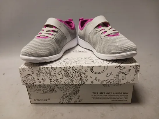 BOXED PAIR OF CLARKS SCAPE WEAVE KIDS SHOES IN GREY/PINK UK SIZE 12