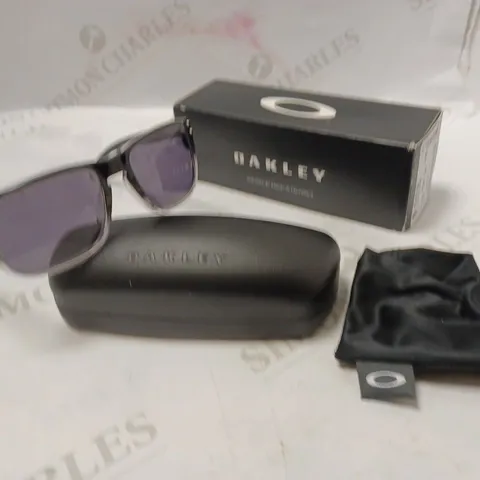 BOXED OAKLEY SUNGLASSES WITH CLAMSHELL CASE AND POUCH - BLACK 