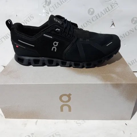 BOXED PAIR OF ON TRAINERS IN BLACK UK SIZE 12