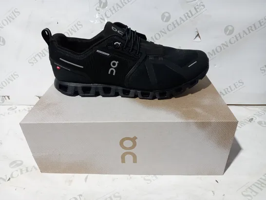 BOXED PAIR OF ON TRAINERS IN BLACK UK SIZE 12