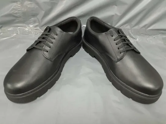 BOXED PAIR OF CLARKS LORCAM LOOP Y SHOES IN BLACK UK SIZE 7.5