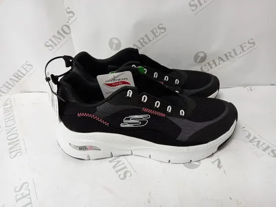 PAIR OF SKECHERS ARCH FIT MONO LACE-UP TRAINER UK SIZE 4