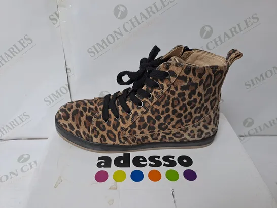 LEOPARED ADESSO BOOTS SIZE 4