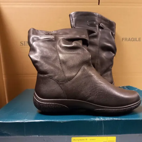 BOXED PAIR OF HOTTER BLACK BOOTS - SIZE 6.5