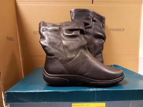 BOXED PAIR OF HOTTER BLACK BOOTS - SIZE 6.5