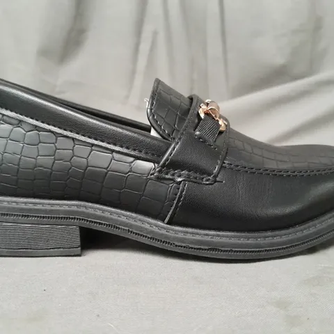 BOXED PAIR OF DESIGNER SHOES IN BLACK CROC EU SIZE 31