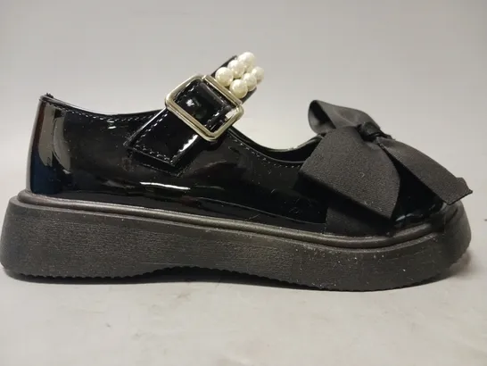 BOXED PAIR OF DESIGNER KIDS SHOES IN GLOSSY BLACK W. PEARL EFFECT DETAIL EU SIZE 29