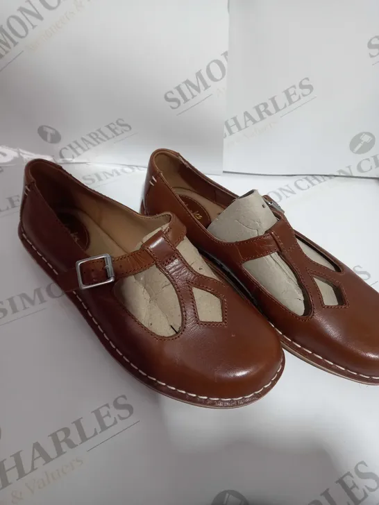 PAIR OF CLARK SHOES IN BROWN SIZE 5