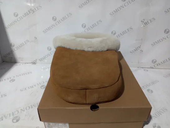 THE HOUSE BRUAR SHEEPSKIN FOOTWARMER CHESNUT TAN SIZE M