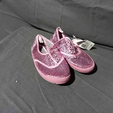 APPROXIMATELY 45 PAIRS OF KIDS PINK GLITTER TRAINERS IN VARIOUS SIZES TO INCLUDE SIZES 4, 8, 9