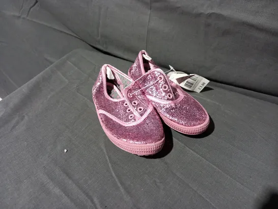 APPROXIMATELY 45 PAIRS OF KIDS PINK GLITTER TRAINERS IN VARIOUS SIZES TO INCLUDE SIZES 4, 8, 9