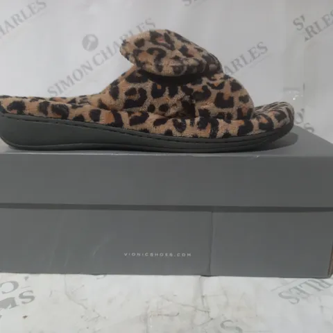 BOXED PAIR OF VIONIC OPEN TOE SANDALS IN LEOPARD PRINT SIZE 7