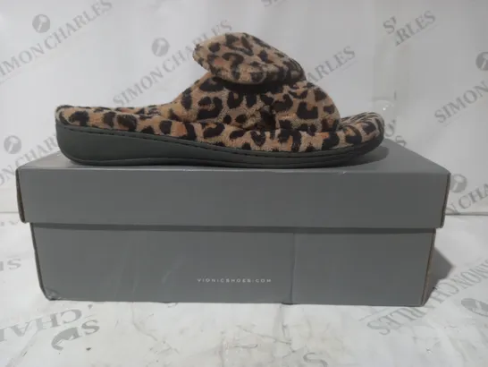 BOXED PAIR OF VIONIC OPEN TOE SANDALS IN LEOPARD PRINT SIZE 7