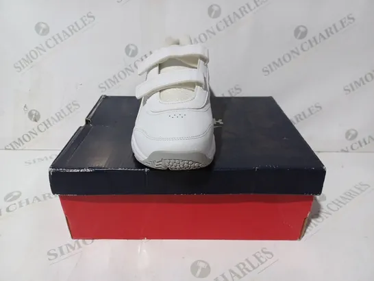 BOXED PAIR OF REEBOK VELCRO STRAP TRAINERS IN WHITE UK SIZE 7