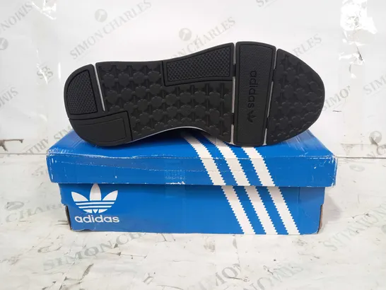 BOXED PAIR OF ADIDAS SWIFT RUN 22 SHOES IN BLACK/GREY UK SIZE 9