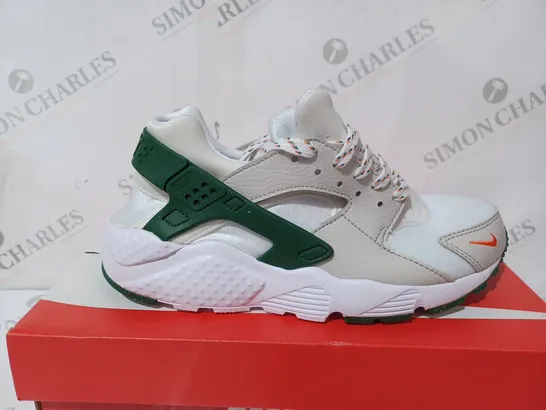 NIKE HUARACHE RUN GS - SIZE 5.5