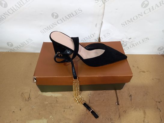 BOXED PAIR OF DESIGNER BLACK WITH CHAIN DETAIL HIGH HEELS SIZE 38