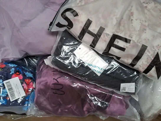 BOX OF APPROXIMATELY 20 ASSORTED CLOTHING AND FASHION ITEMS IN VARIOUS STYLES AND SIZES TO INCLUDE DONGYI, PULL & BEAR, ETC