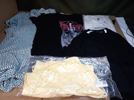 LARGE QUANTITY OF ASSORTED CLOTHING ITEMS TO INCLUDE - DRESSES, T-SHIRTS AND TROUSERS