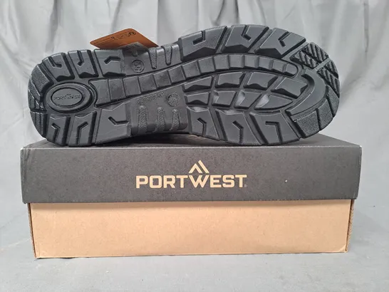 BOXED PAIR OF PORTWEST KUMO BOOTS IN BLACK/ORANGE UK SIZE 11