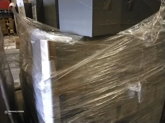 PALLET OF APPROXIMATELY 125 BOXES OF BRAND NEW PARTY NAPKINS ( 8 PACKETS × 20 PIECES IN EACH )