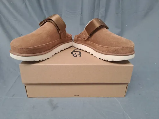 BOXED PAIR OF UGG W GOLDENSTAR CLOGS IN CHESTNUT UK SIZE 4