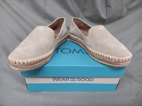 BOXED PAIR OF TOMS CORALINA SLIP-ON SHOES IN TAUPE SIZE 6