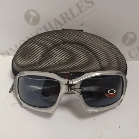 OAKLEY GREY SUNGLASSES 