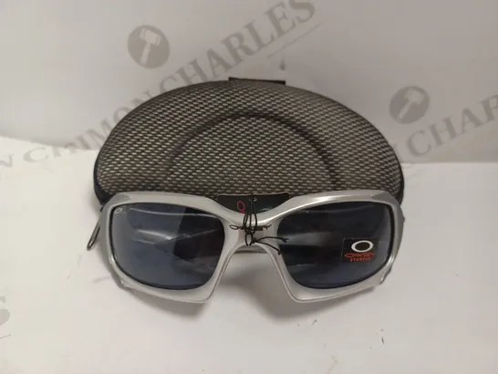 OAKLEY GREY SUNGLASSES 