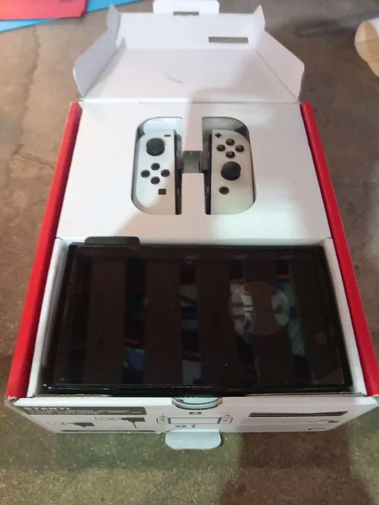 BOXED NINTENDO SWITCH OLED HANDHELD GAMES CONSOLE - WHITE