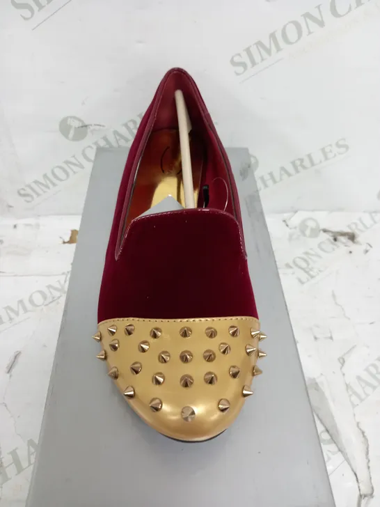 BOXED PAIR OF FLAT HEELED GOLD SPIKEY TOE, COLOUR BORDEAUX SIZE 6