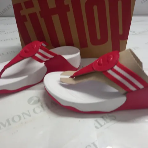 BOXED FIT FLOP WALKSTAR TOE-POST SANDALS IN RED - UK 5