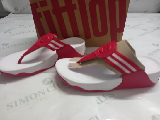 BOXED FIT FLOP WALKSTAR TOE-POST SANDALS IN RED - UK 5